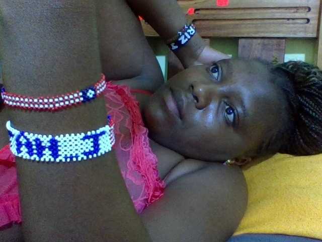 Roseroca33 live cam on BongaCams