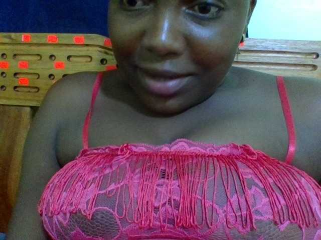Roseroca33 live cam on BongaCams
