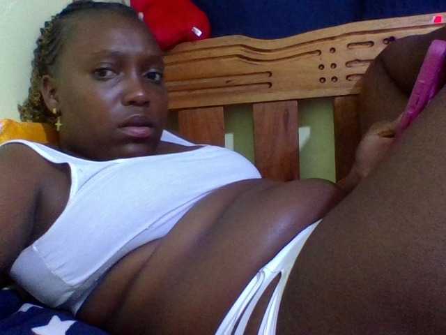 Roseroca33 live cam on BongaCams