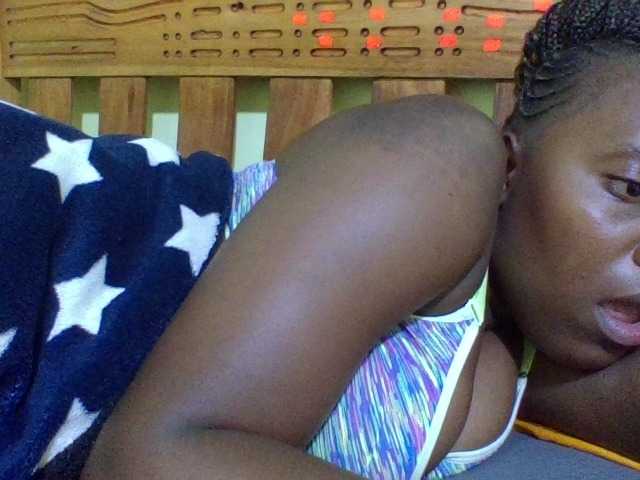 Roseroca33 live cam on BongaCams