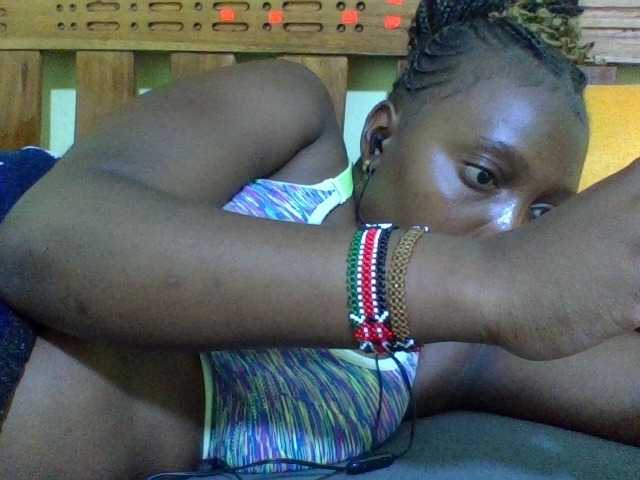 Roseroca33 live cam on BongaCams