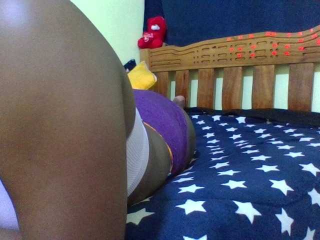 le modèle Roseroca33 est en webcam porno dans un show sur le site bongacams, il possède les tags suivants: Ebony,Brunette,Hairy