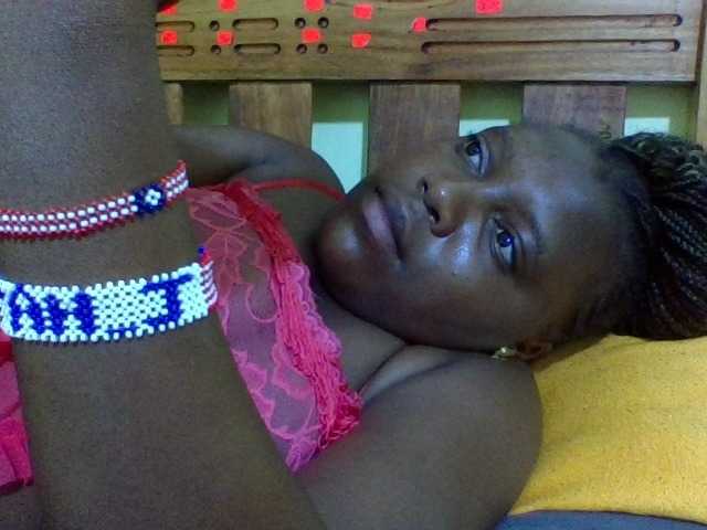 Roseroca33 live cam on BongaCams