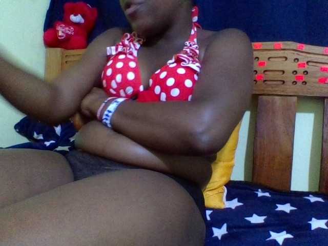 Roseroca33 live cam on BongaCams