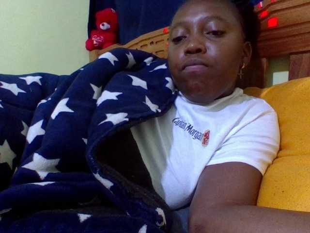 Roseroca33 live cam on BongaCams