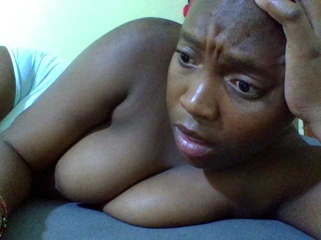 Roseroca33 live cam on BongaCams