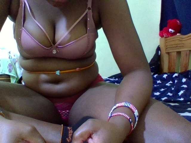 Roseroca33 live cam on BongaCams