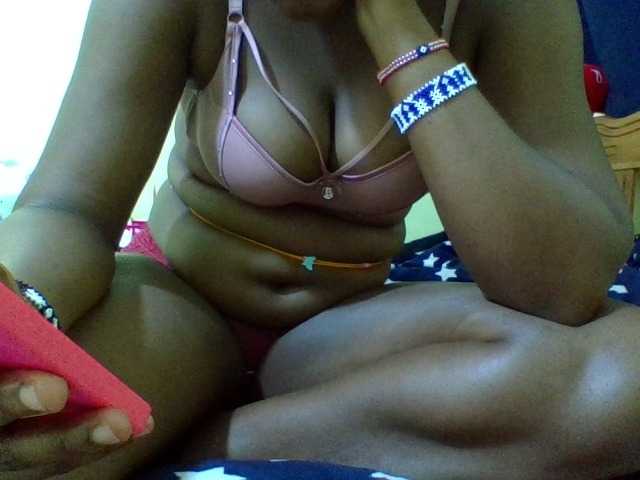 Roseroca33 live cam on BongaCams
