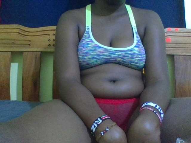 Roseroca33 live cam on BongaCams
