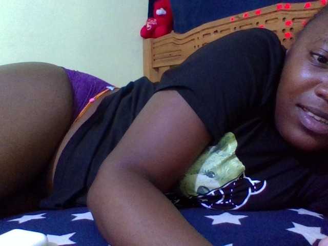 Roseroca33 live cam on BongaCams
