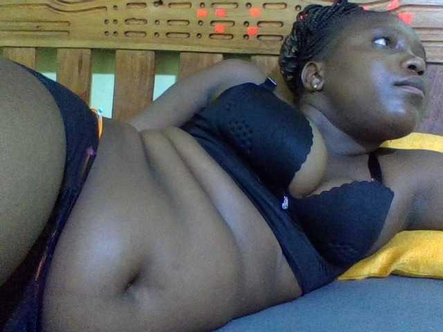 Roseroca33 live cam on BongaCams