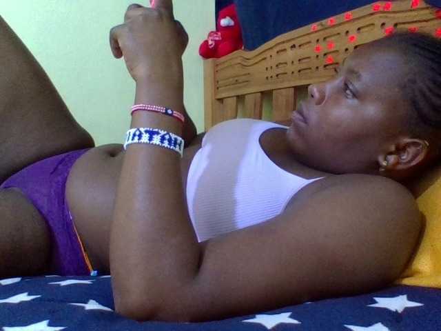 Roseroca33 live cam on BongaCams
