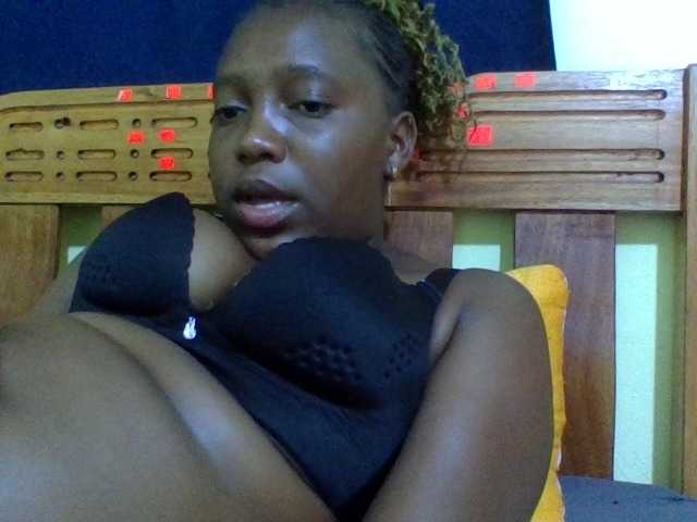 Roseroca33 live cam on BongaCams