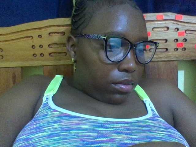 Roseroca33 live cam on BongaCams
