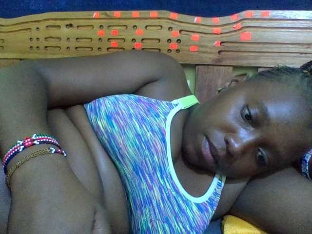 Roseroca33 live cam on BongaCams