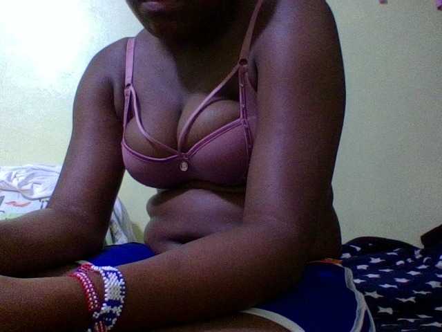 Roseroca33 live cam on BongaCams