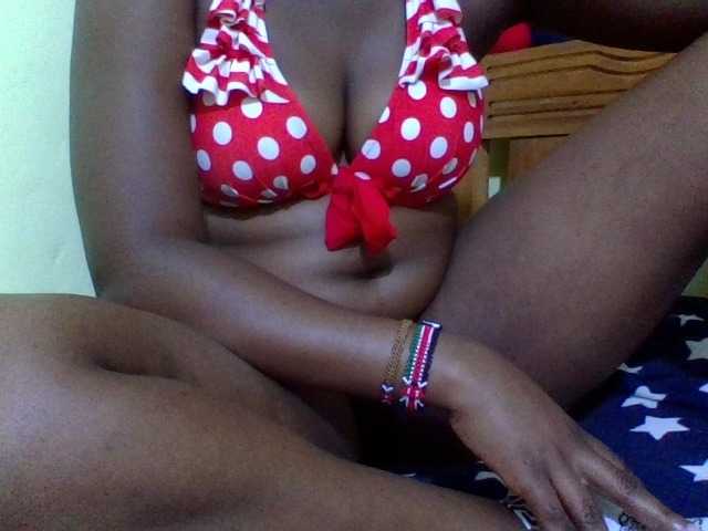 Roseroca33 live cam on BongaCams