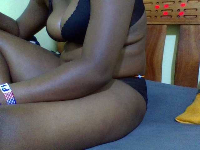 Roseroca33 live cam on BongaCams