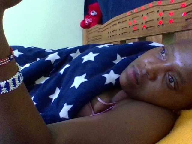 Roseroca33 live cam on BongaCams