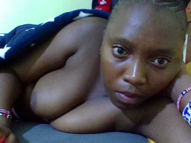 Roseroca33 live cam on BongaCams