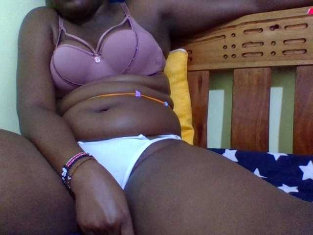 Roseroca33 live cam on BongaCams