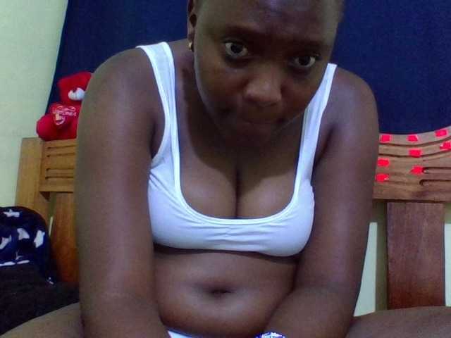 Roseroca33 live cam on BongaCams
