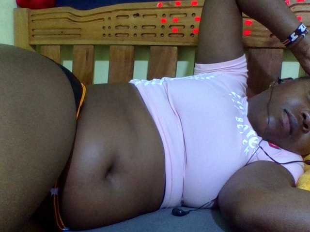 Roseroca33 live cam on BongaCams