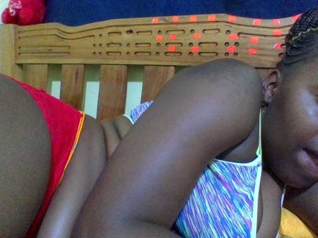 Roseroca33 live cam on BongaCams