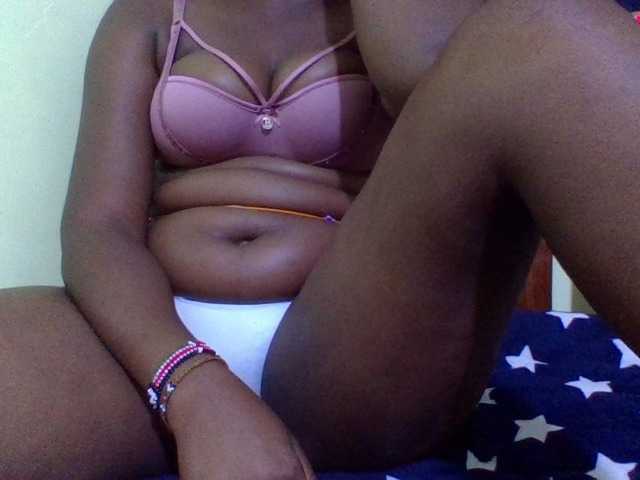 Roseroca33 live cam on BongaCams