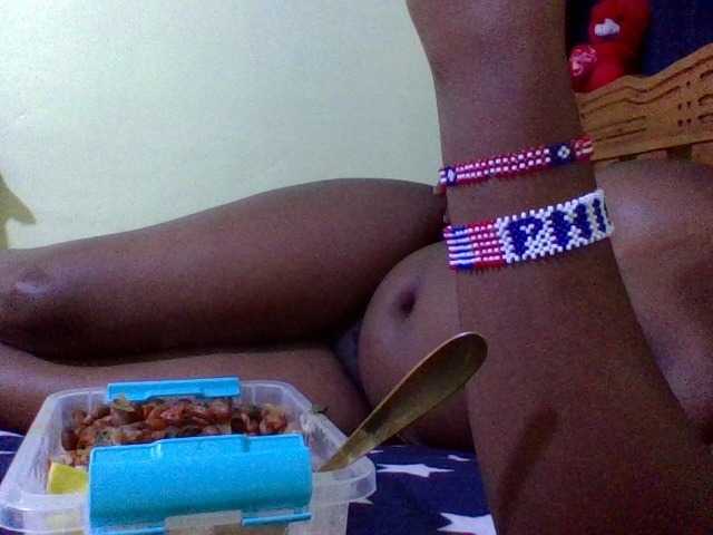Roseroca33 live cam on BongaCams