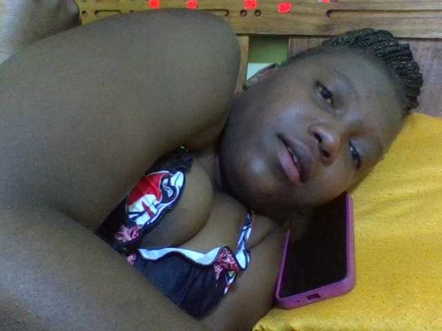 Roseroca33 live cam on BongaCams