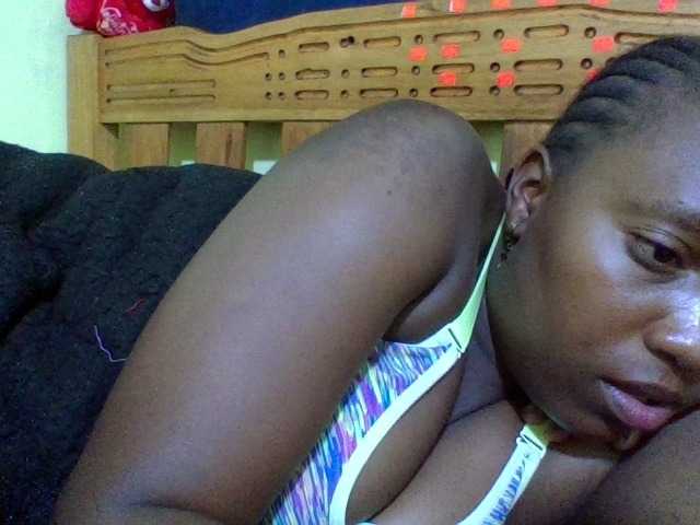Roseroca33 live cam on BongaCams