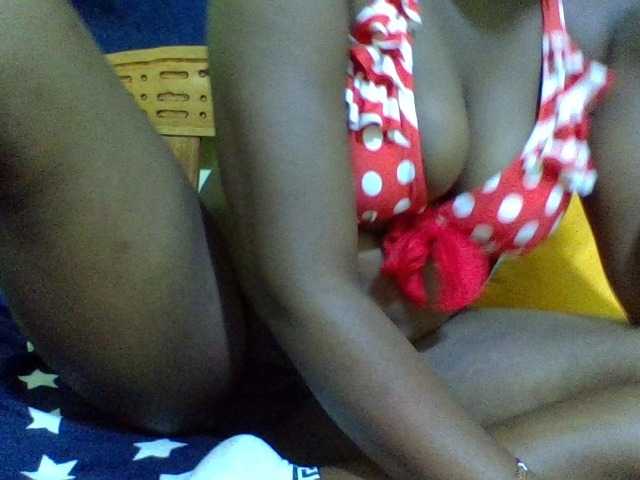 Roseroca33 live cam on BongaCams