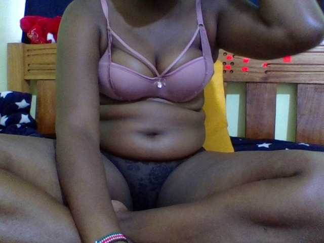 Roseroca33 live cam on BongaCams