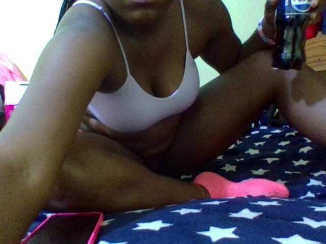 Roseroca33 live cam on BongaCams