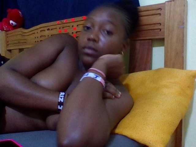 Roseroca33 live cam on BongaCams