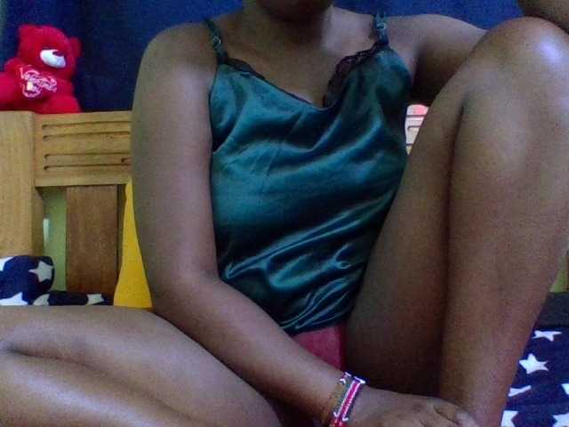 Roseroca33 live cam on BongaCams