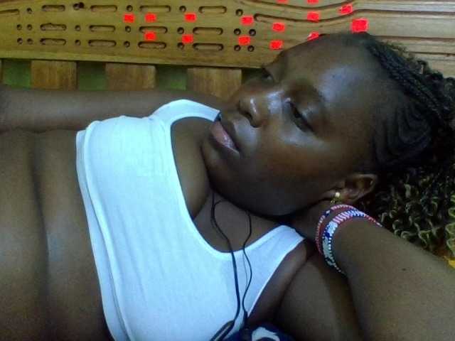 Roseroca33 live cam on BongaCams