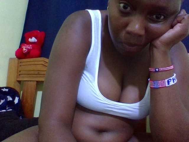 Roseroca33 live cam on BongaCams