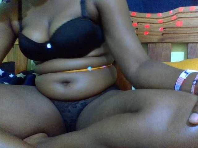 Roseroca33 live cam on BongaCams