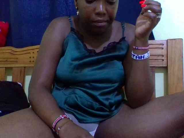 Roseroca33 Live Webcam on BongaCams