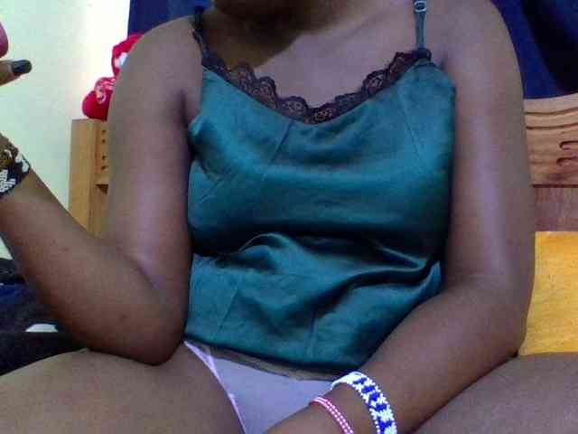 Roseroca33 Live Webcam on BongaCams