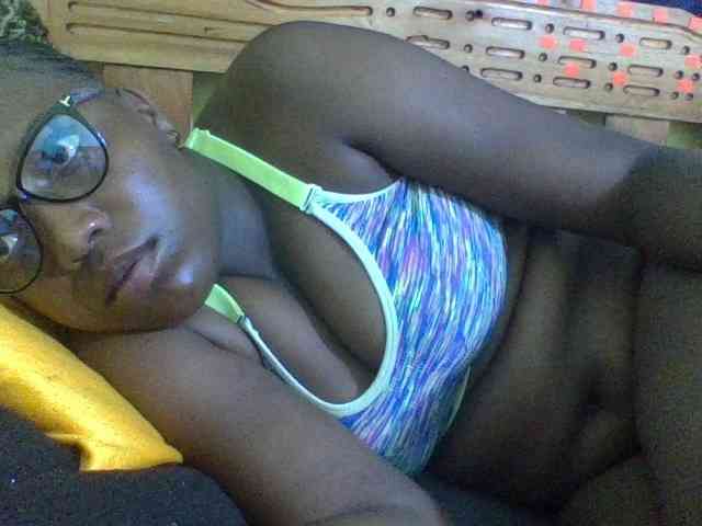 Roseroca33 Live Webcam on BongaCams