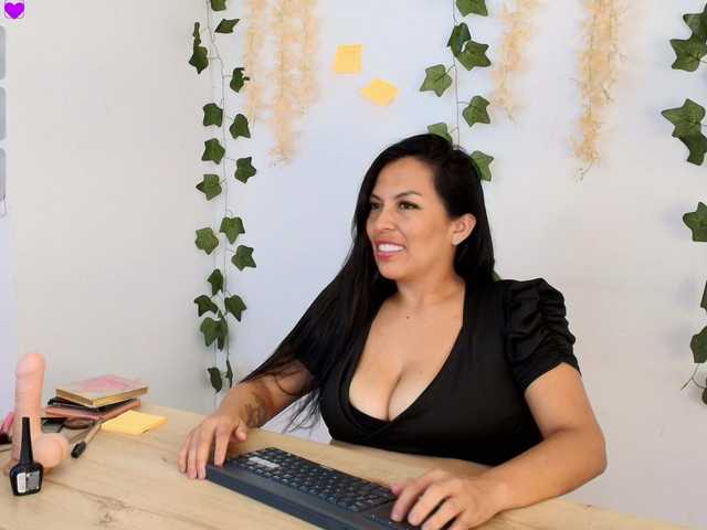 le modèle Emma-Sanz-- est en webcam porno dans un show sur le site bongacams, il possède les tags suivants: Latino/Hispanic,Brunette,Shaved