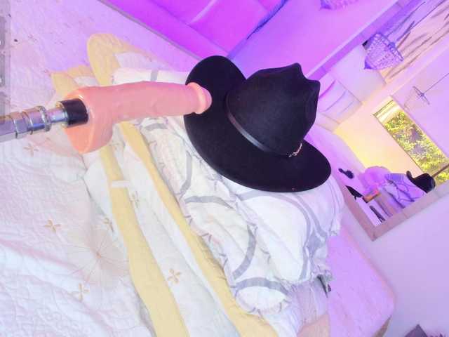 charlottesweet live cam on BongaCams