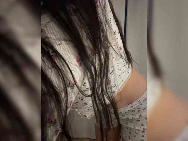 AdalineRedWeb webcam
