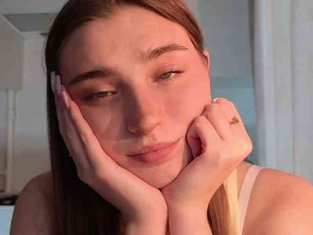 ChristiaPettet webcam