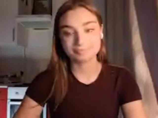 ChristiaPettet webcam