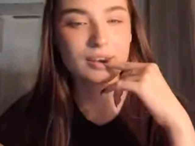 ChristiaPettet webcam