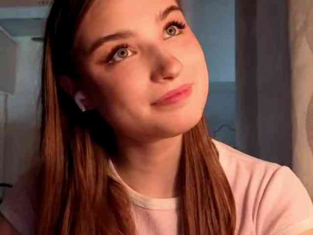 ChristiaPettet webcam